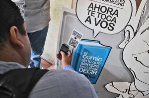 A Salvardoran using the QR code to take part in El Faro's Twitter campaign